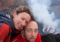 Горящая любовь: Влюбленная пара обручилась у кратера извергающегося вулкана1