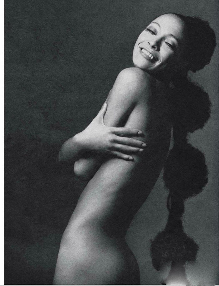 «The Nude In Vogue» России – альбом обнаженных снимок из разных версий «Vogue» 杂志历年全裸大片 女性身体的时尚禁忌之美
