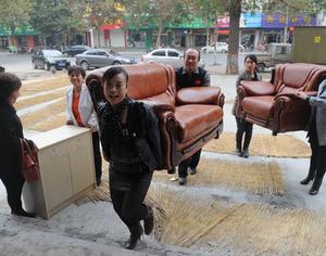 Район Цзычуань города Цзыбо: Сотрудники общины подарили бедной семье мебель для новой квартиры
