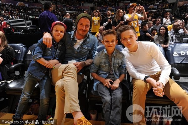 Дэвид Бэкхэм с тремя сыновьями на баскетболе 