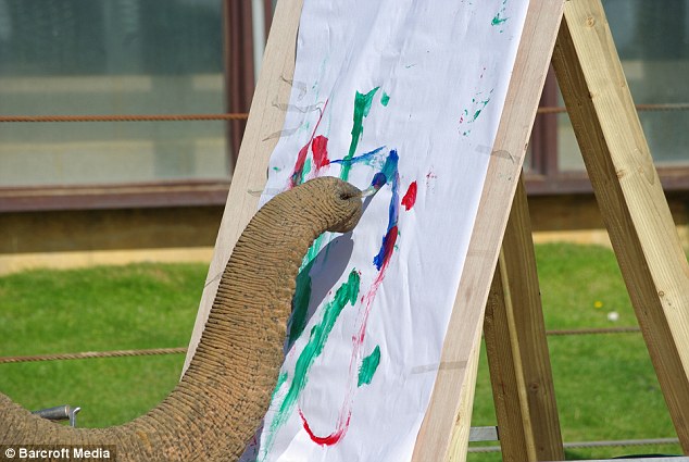 Великобритания: Азиатский слон рисует и собирает деньги на благотворительность1