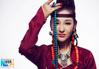 Восходящая певица по тибетской национальности Ван Му в новых снимках