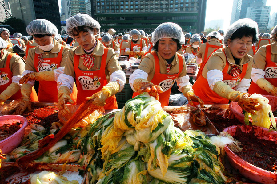 2000 женщин солили овощи для бедных