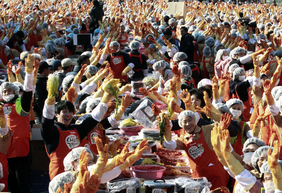 2000 женщин солили овощи для бедных