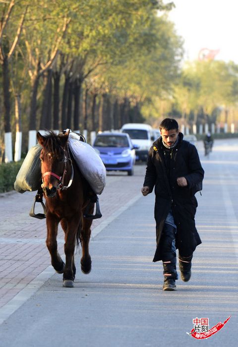 Цзилинский парень путешествует верхом 