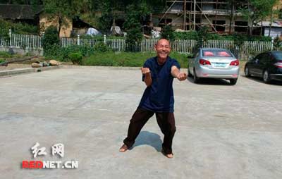 Дедушка из Аньхуа танцует на электростолбе 
