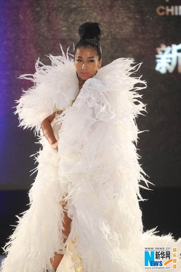Фото: Цзикэ Цзюньи на пресс-конференции «Модного торжества Китая 2012»4