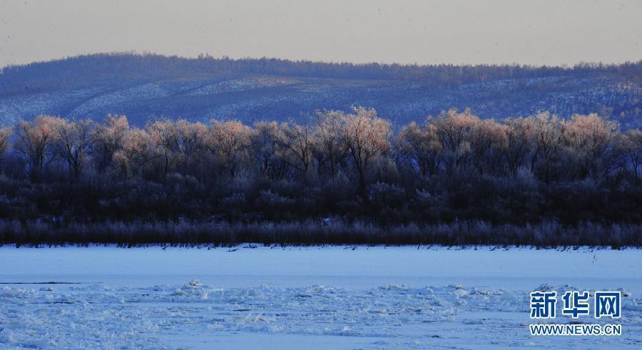 Очаровательные пейзажи начала зима на берегах китайско-российской пограничной реки «Хэйлунцзян»