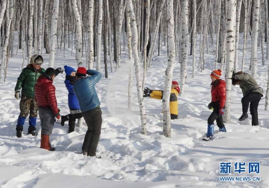 Сильный снегопад в начале зимы ознаменовал открытие сезона зимнего туризма, привлекающего туристов со всей страны в провинцию Хэйлунцзян  