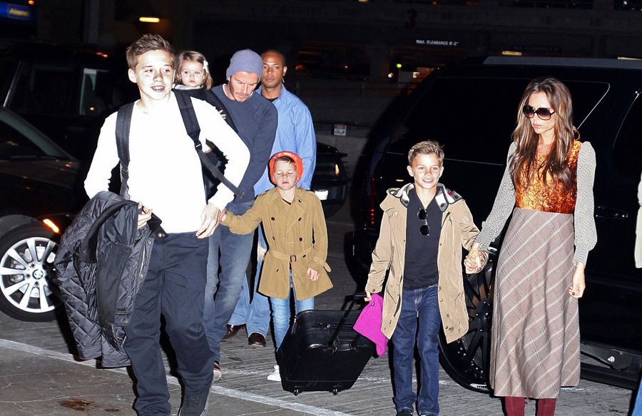 Фото: Виктория и Дэкид Бекхэм с детьми в аэропорту1