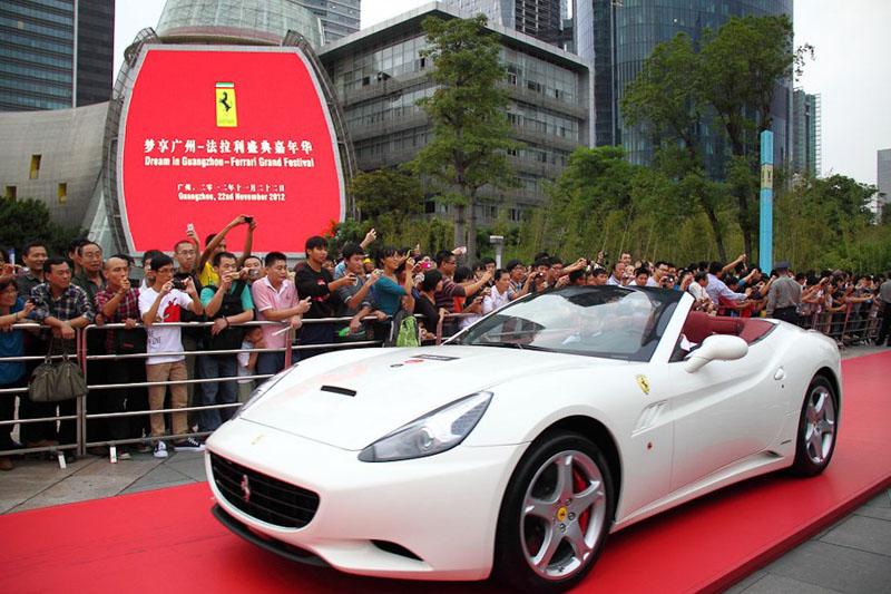 Более 130 Феррари проехали по Гуанчжоу: ДТП привело к пробкам