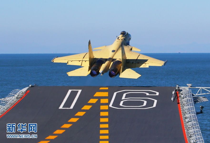 Китайский истребитель 'Цзянь-15' совершил успешную посадку на палубу авианосца1