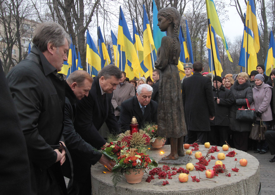 Президент Украины Виктор Янукович почтил память жертв голодоморов в Украине