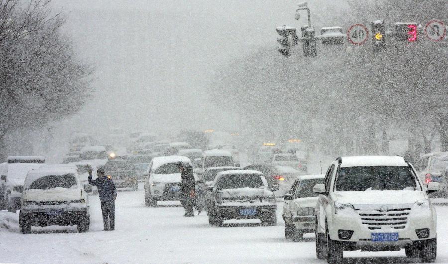 В синьцзянском округе Алтай продолжаются снегопады