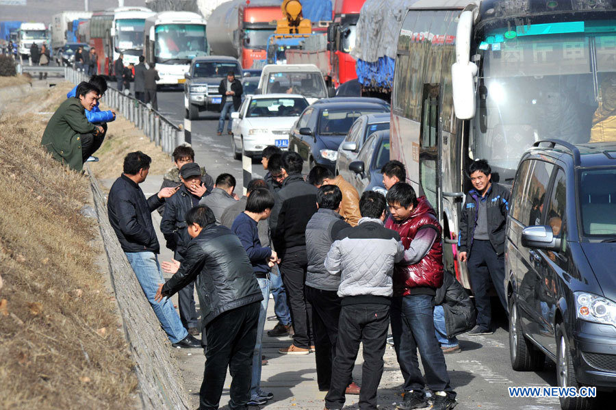 В результате серии ДТП на участке скоростной автострады Пекин -Тайбэй появилась пробка