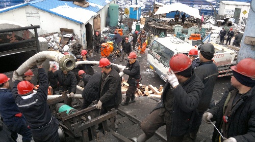 16 человек заблокированы из-за прорыва грунтовых вод на шахте в г. Цитайхэ 