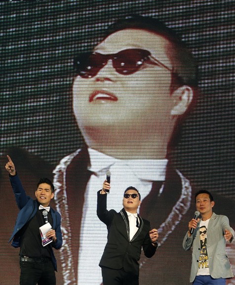 PSY поёт «Gangnam Style» на пресс-конференции в Таиланде 