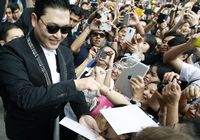 PSY поёт «Gangnam Style» на пресс-конференции в Таиланде 