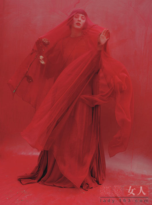 Марион Котийяр (фр. Marion Cotillard) в новых снимках с классическим стилем 玛丽昂歌迪亚复古大片上演“血浴迷情”