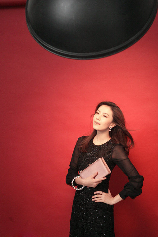 Красотка Гао Юаньюань в новых снимках 高圆圆登杂志双封面 红黑蕾丝诠释别样风情