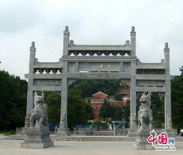 Храм Саньцзусы в горах Тяньчжушань