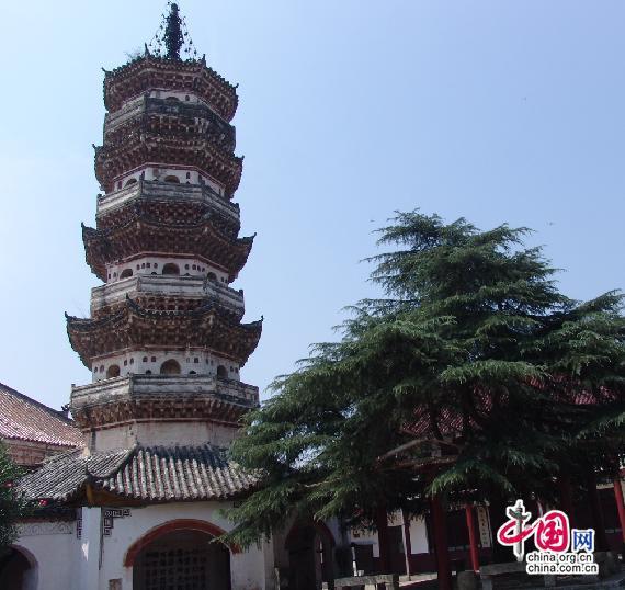 Храм Саньцзусы в горах Тяньчжушань