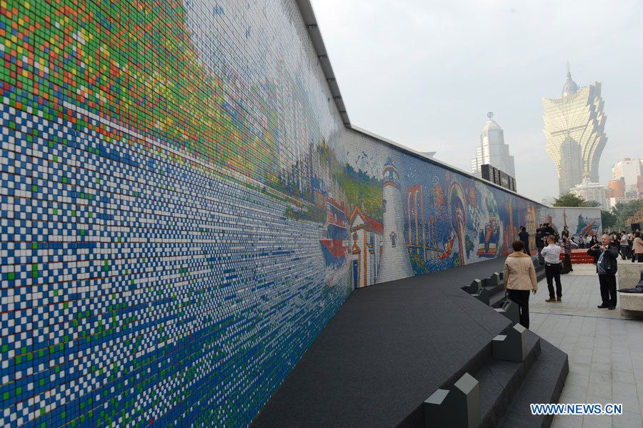 В Аомэне появилась самая большая в мире мозаика из деталей кубика Рубика