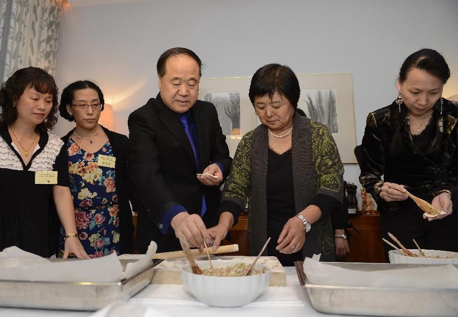 В Стокгольме Мо Янь и его супруга готовят пельмени вместе с представителями местной китайской диаспоры