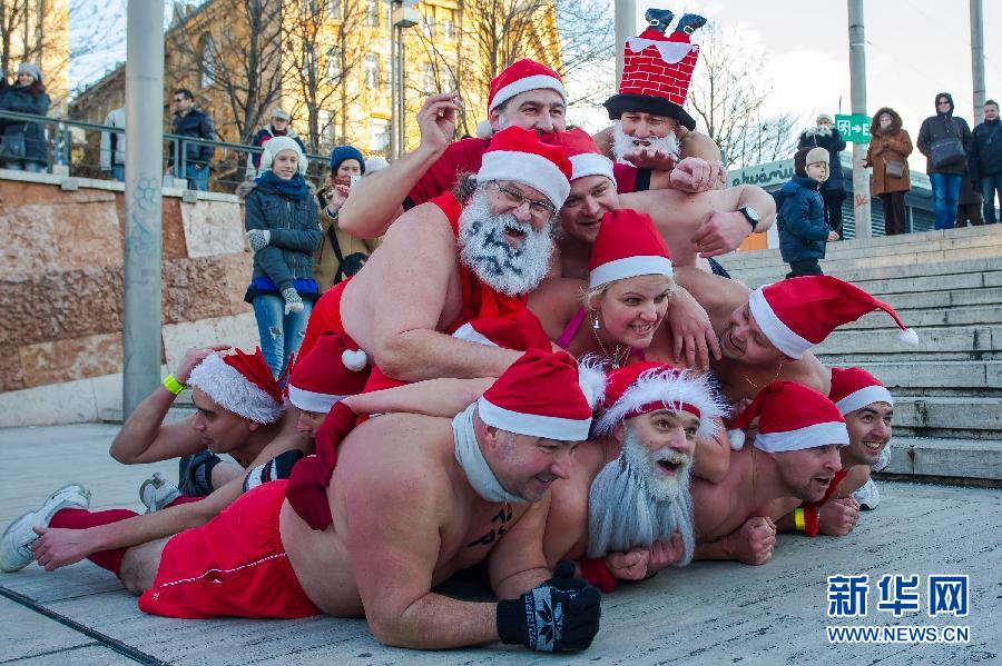 Полуголые Санта-Клаусы бегают по улице