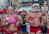 Полуголые Санта-Клаусы бегают по улице 