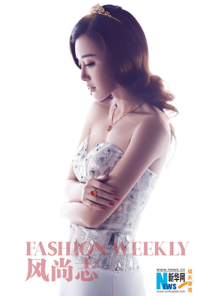 Красотка Цинь Лань на модном журнале 秦岚登《风尚志》大展S曲线