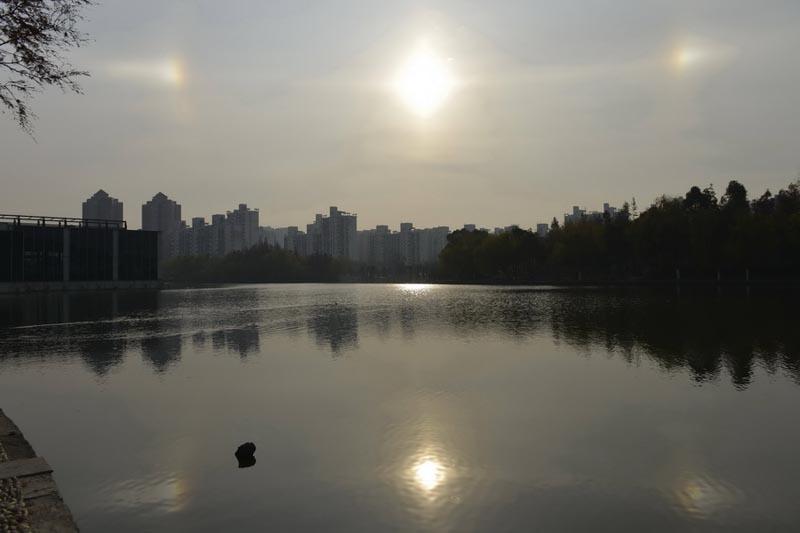 В Шанхае появилось сразу три солнца