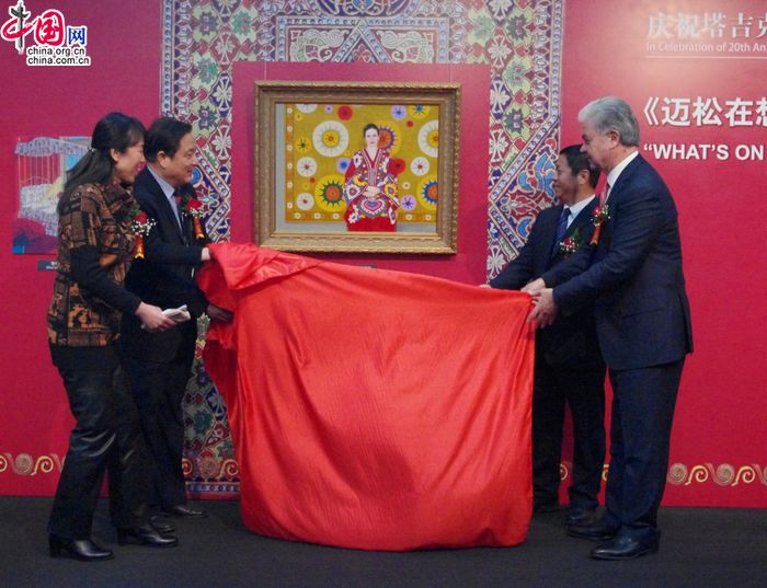 Выставка таджикского художника «О чем задумалась, Майсун?» - в Пекине