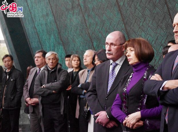 Выставка таджикского художника «О чем задумалась, Майсун?» - в Пекине