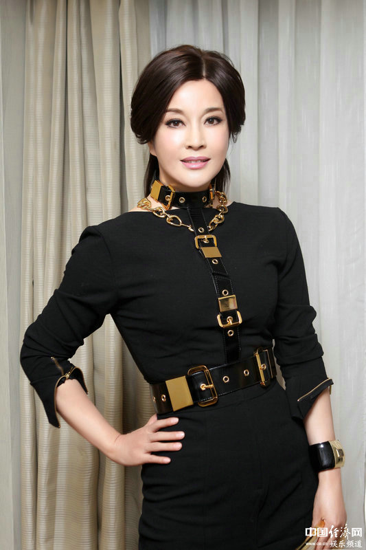 Модные фотографии 57-летней китайской актрисы Лю Сяоцин2