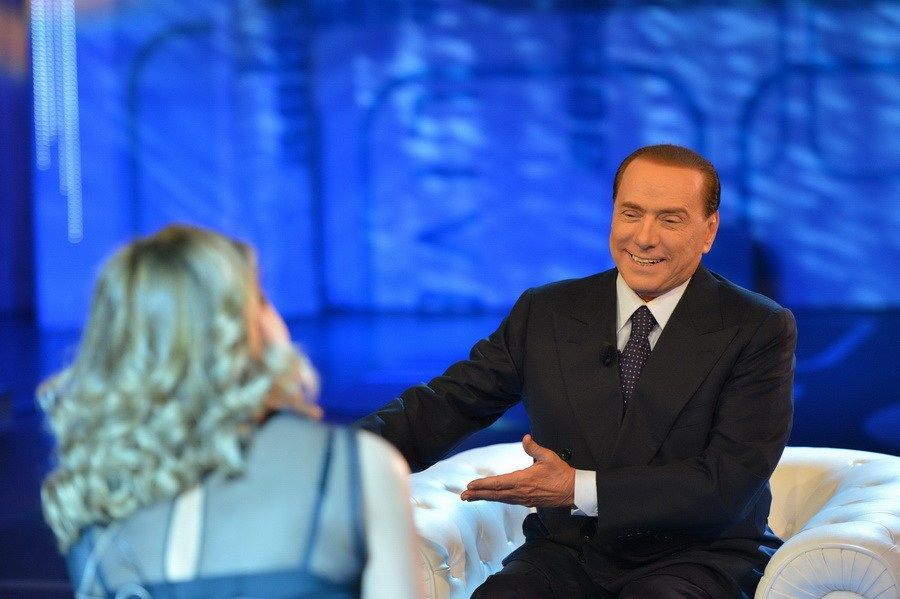 Берлускони обручился с 27-летней телеведущей