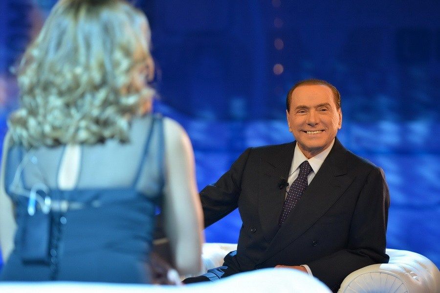 Берлускони обручился с 27-летней телеведущей