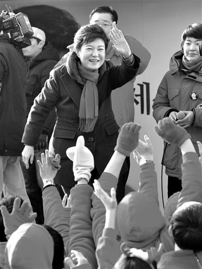 Она вышла замуж за политику! Первая женщина-президент Южной Кореи Пак Кын Хе