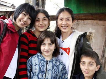 Известные китайские актрисы побывали в семьях Грузии и встретились с детьми, которых они спонсируют
