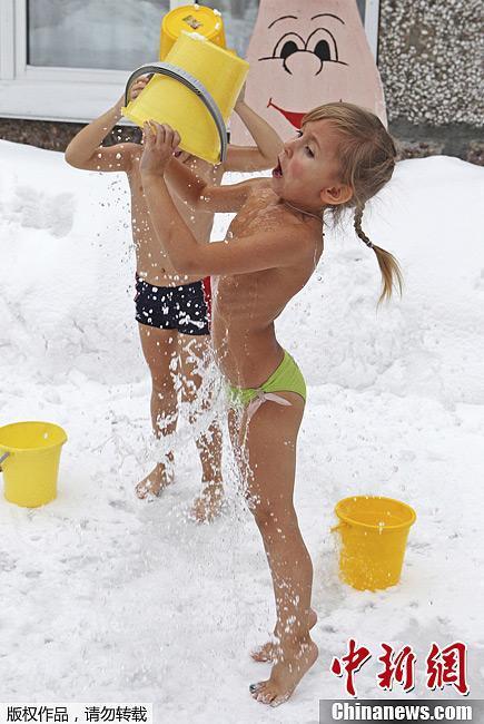 В России дети обливаются ледяной водой при -25℃