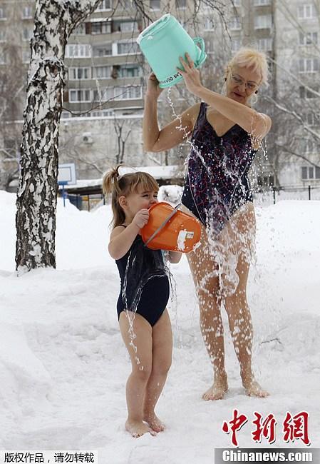 В России дети обливаются ледяной водой при -25℃