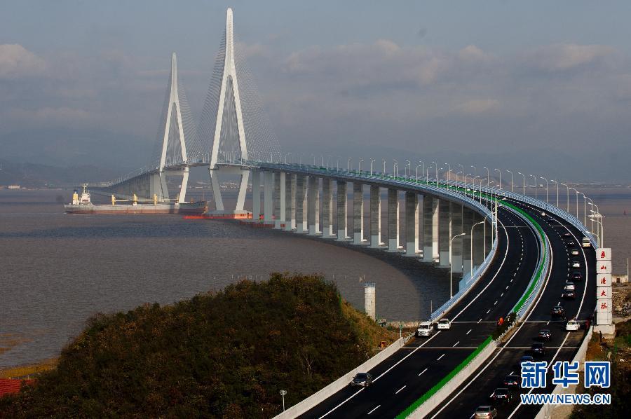 В Нинбо открыто движение по мосту через морской залив