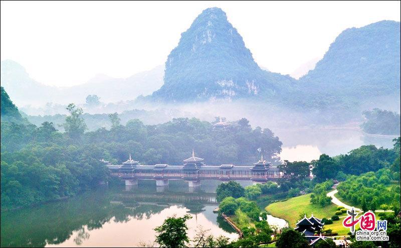 Сказочный парк Лунтань в городе Лючжоу Гуанси-Чжанского автономного района
