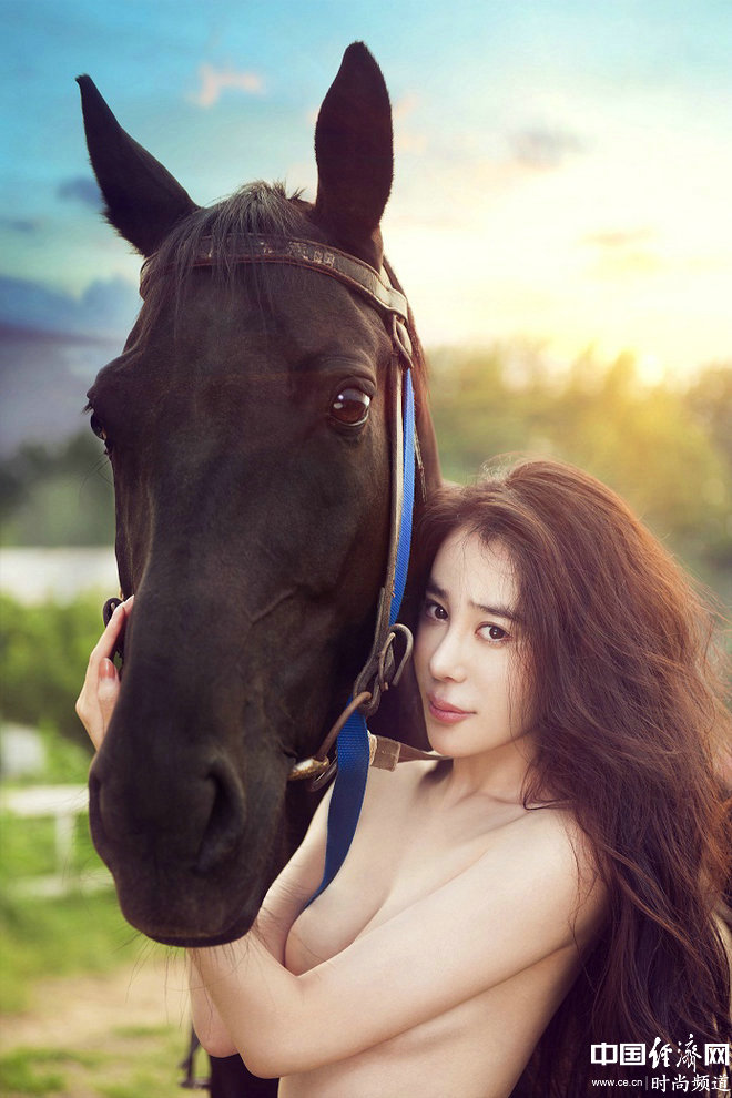 Модная фотосессия актрисы Цзян Синьюй в обнаженном виде1