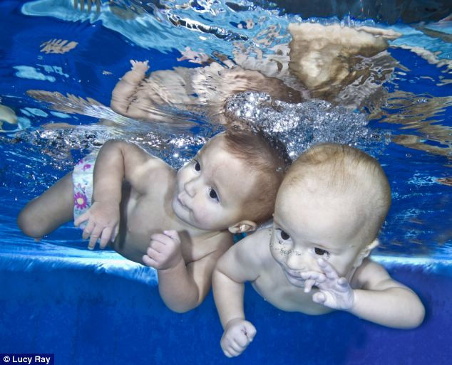 9-месячные близнецы Великобритании плавают самостоятельно 英9月大双胞胎独自游泳令人惊讶