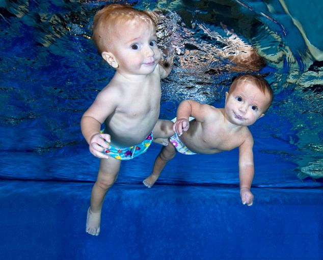 9-месячные близнецы Великобритании плавают самостоятельно 英9月大双胞胎独自游泳令人惊讶