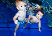 9-месячные близнецы Великобритании плавают самостоятельно