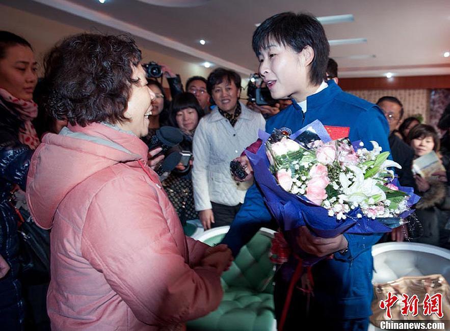 Женщина-космонавт Лю Ян посетила свою родную школу