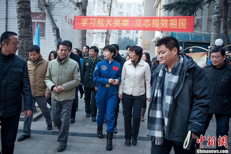 Женщина-космонавт Лю Ян посетила свою родную школу