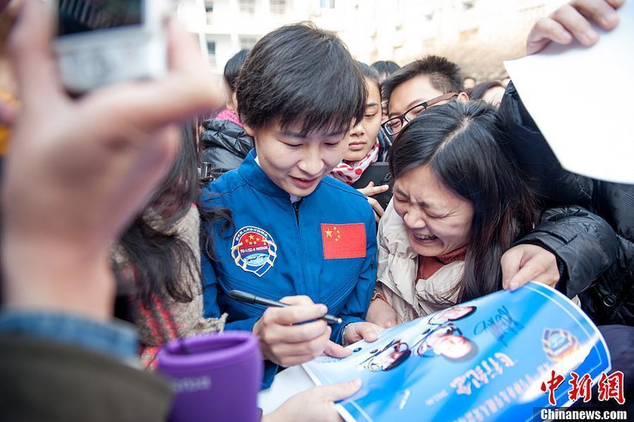 Женщина-космонавт Лю Ян посетила свою родную школу